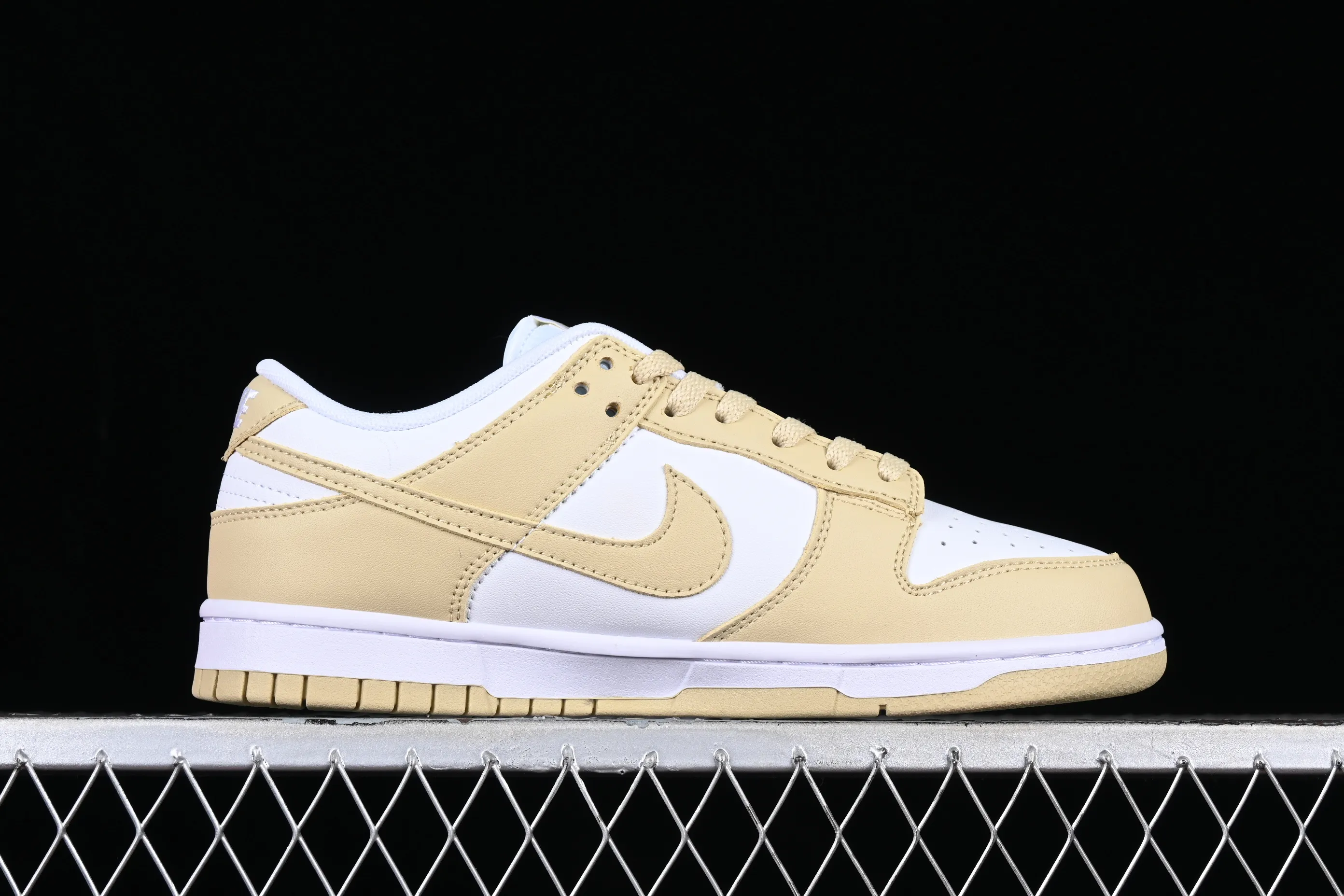 All Categories Nk SB Dunk Series Nk SB Dunk Low low-top sneakers Cost-effective version Dunk Low "Team Gold" golden wheat color SB low-top sports and leisure sneakers DV0833-100
